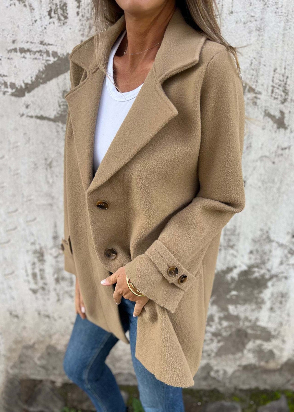 Effortlessly Elegant Coat with a Timeless Design