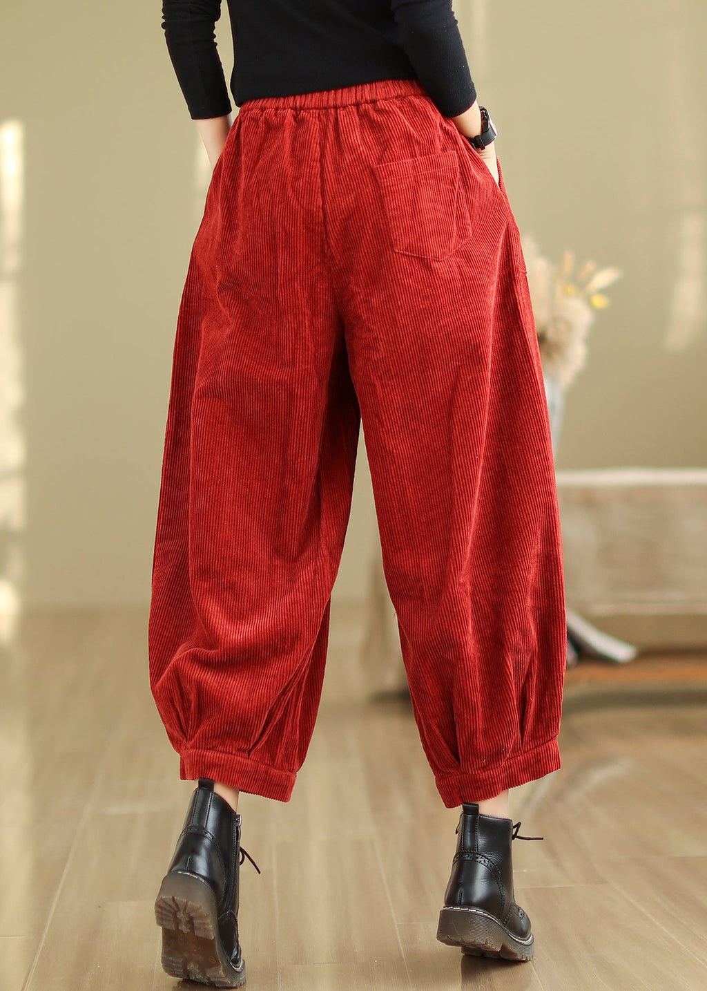 Effortlessly Elegant Pants with a Timeless Design