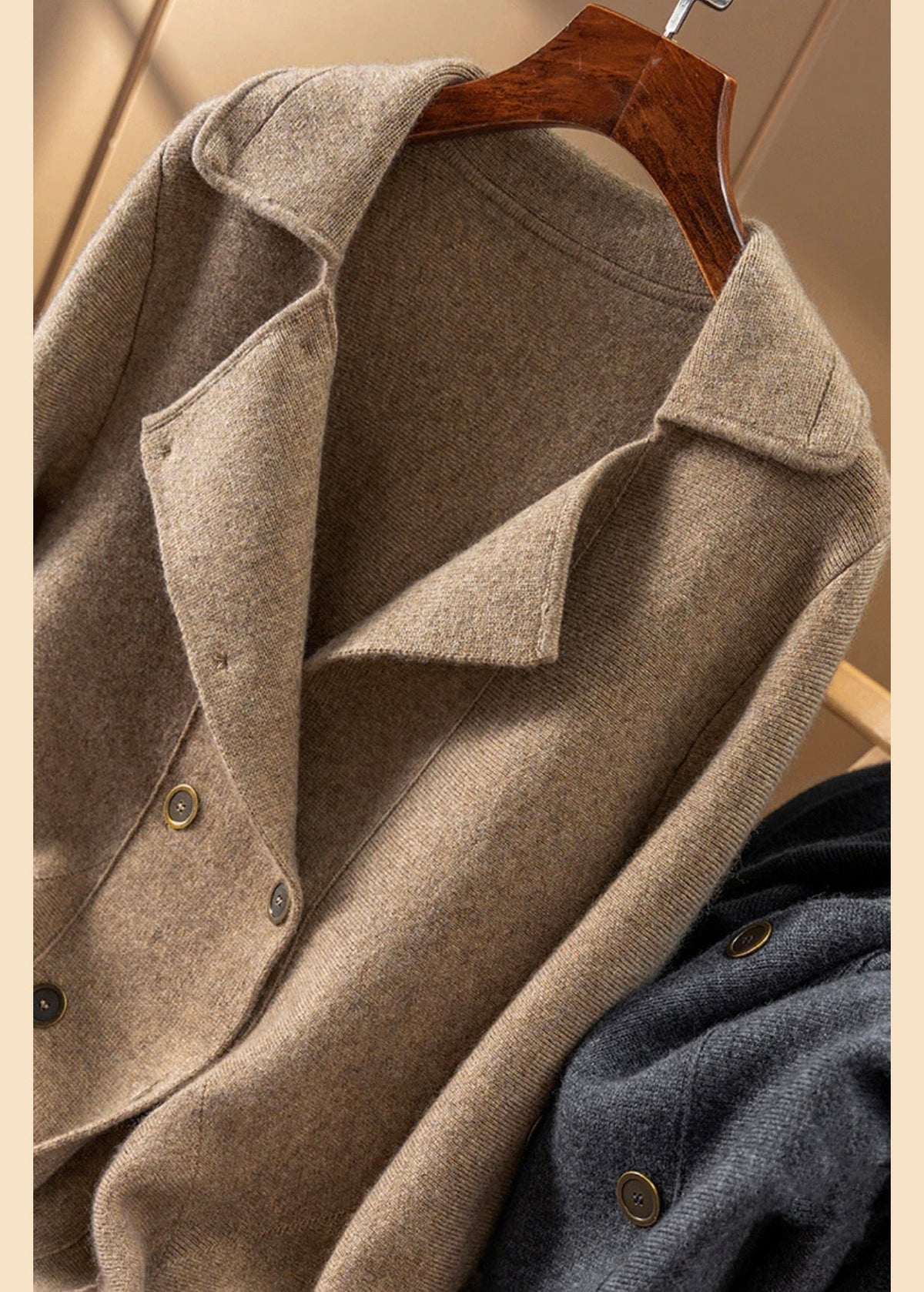 Effortlessly Elegant Coat with a Timeless Design