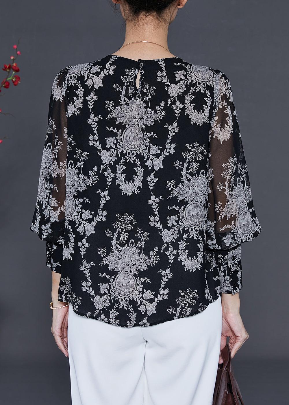 Well Tailored Top with a Graceful Silhouette