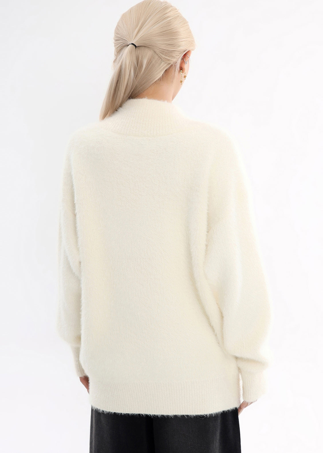 Effortlessly Elegant Sweater with a Timeless Design