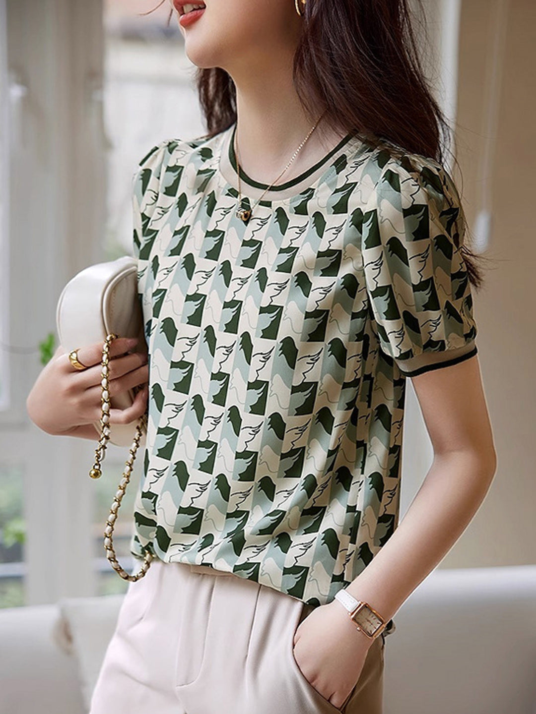 Well Tailored Shirt with a Graceful Silhouette