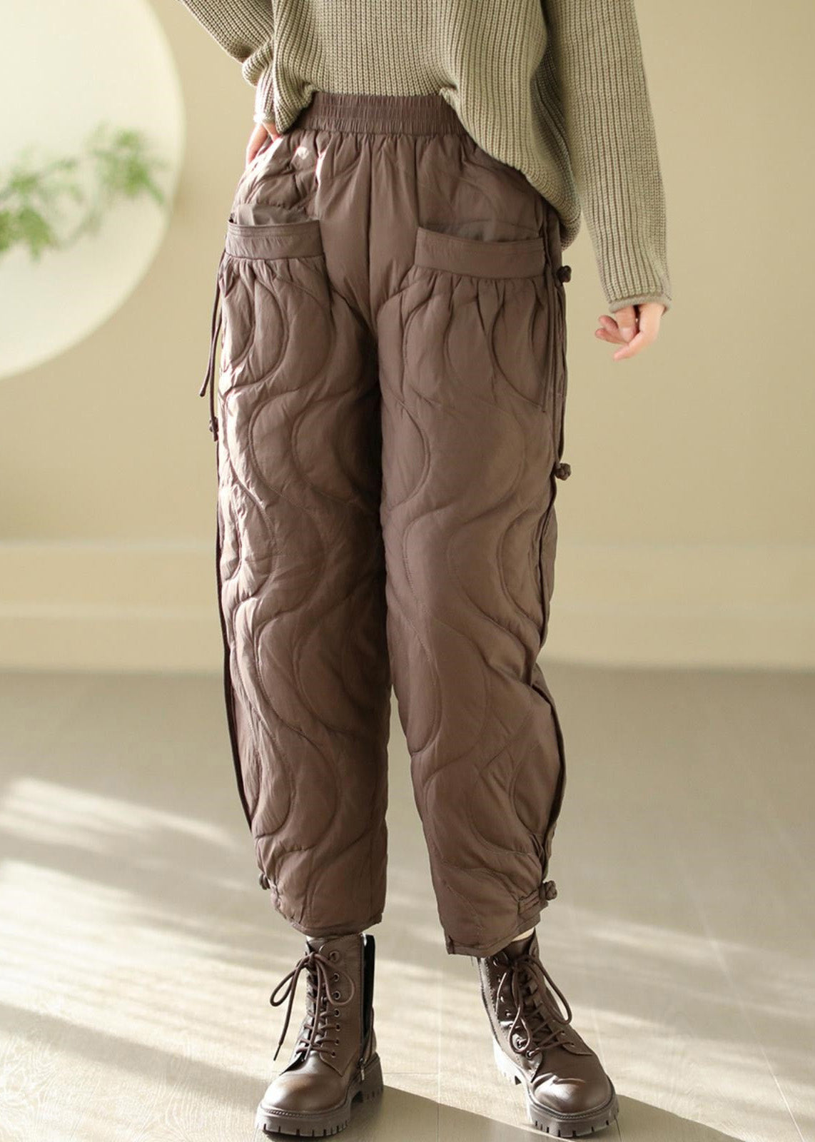 Effortlessly Elegant Pants with a Timeless Design