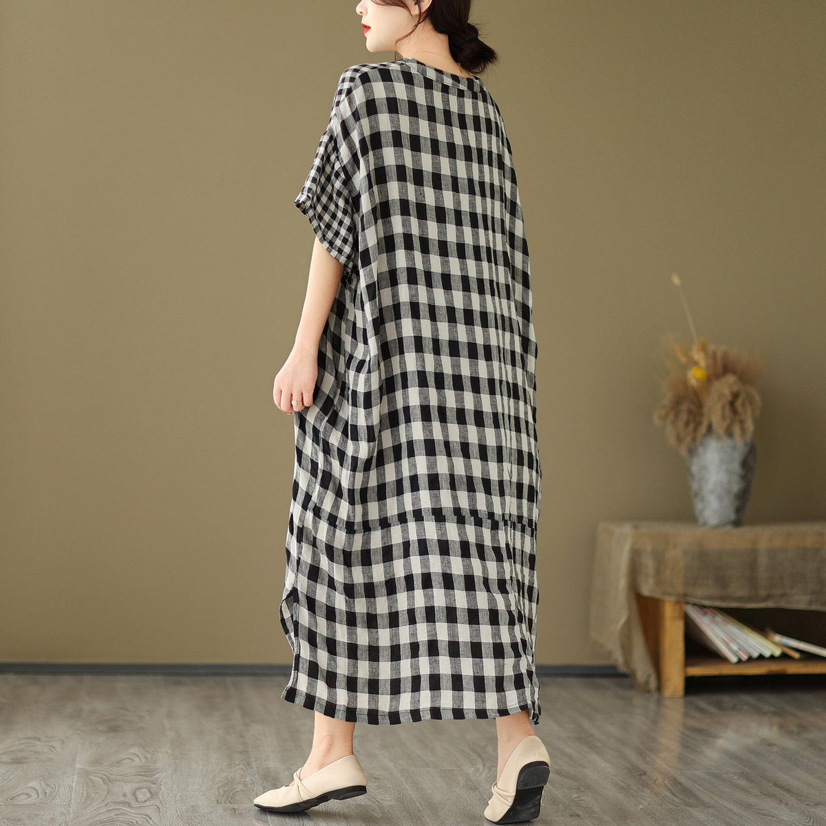 Beautifully Finished Dress in a Timeless Design