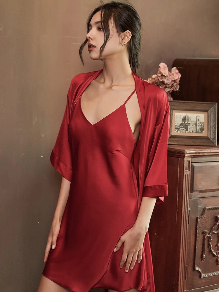 Beautifully Finished Dress in a Timeless Design