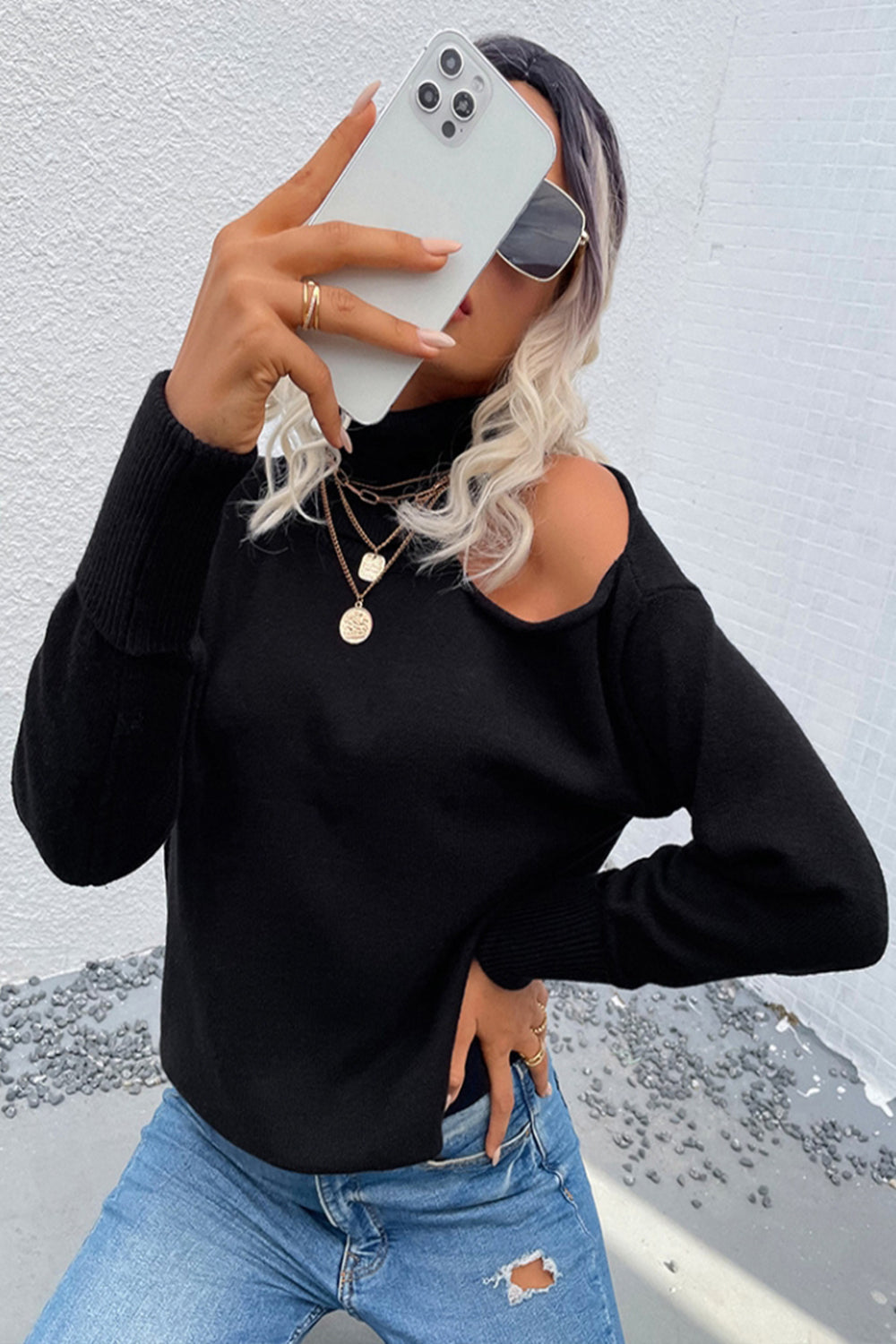 Well Tailored Sweater with a Graceful Silhouette