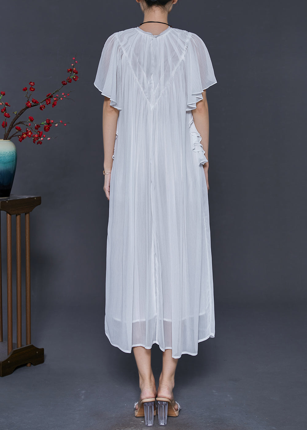 Beautifully Finished Dress in a Timeless Design