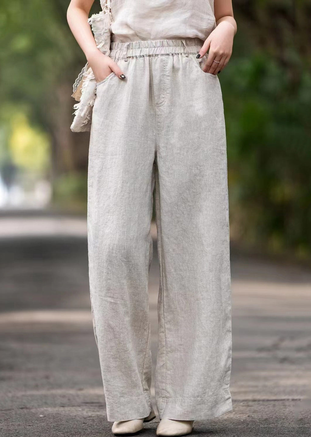 Effortlessly Elegant Pants with a Timeless Design