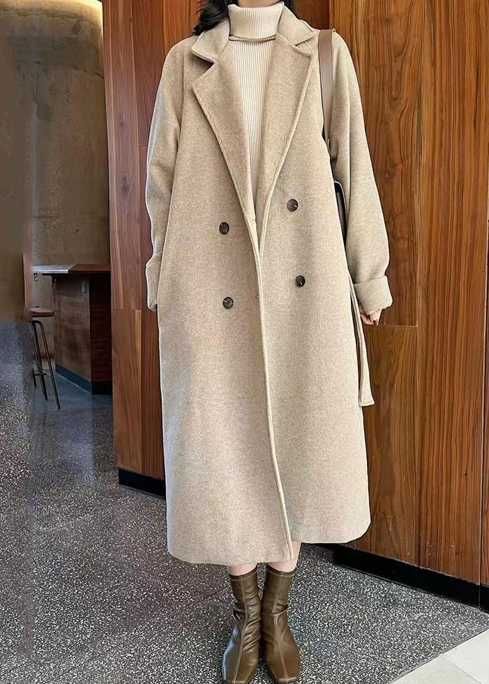 Well Tailored Coat with a Graceful Silhouette