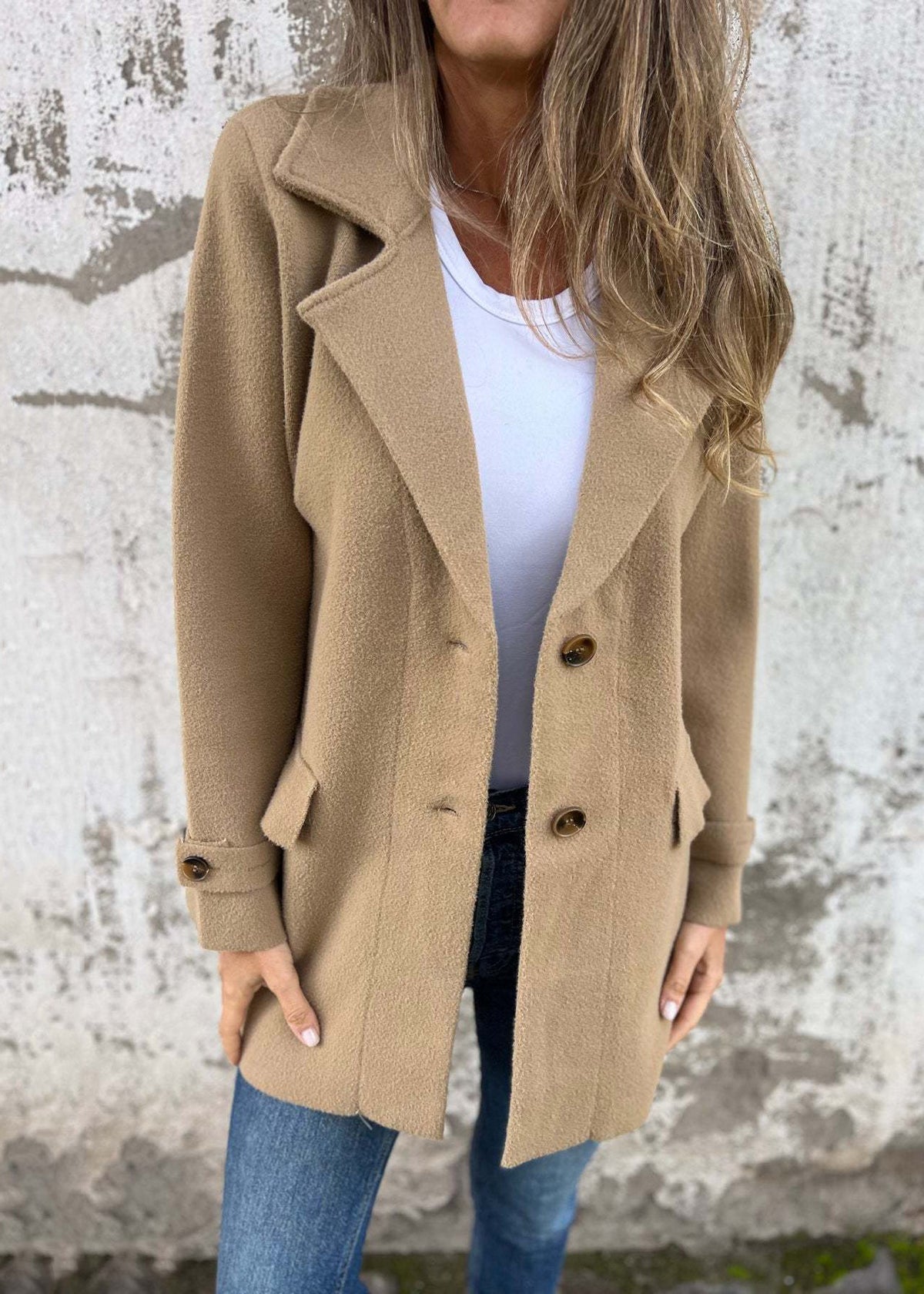 Effortlessly Elegant Coat with a Timeless Design