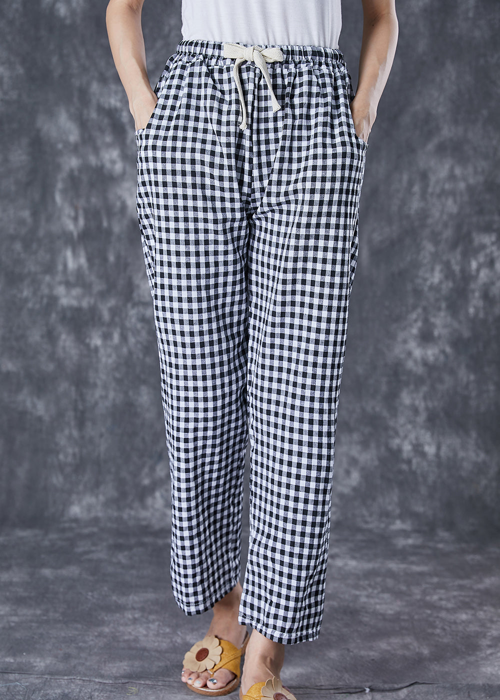 Effortlessly Elegant Pants with a Timeless Design