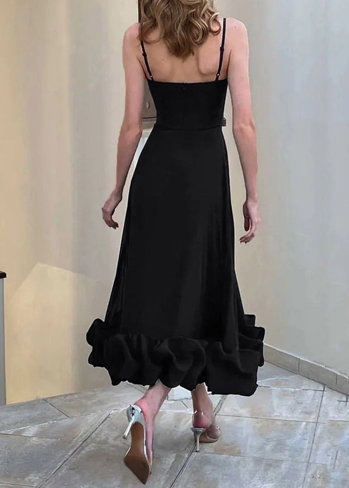 Beautifully Finished Dress in a Timeless Design