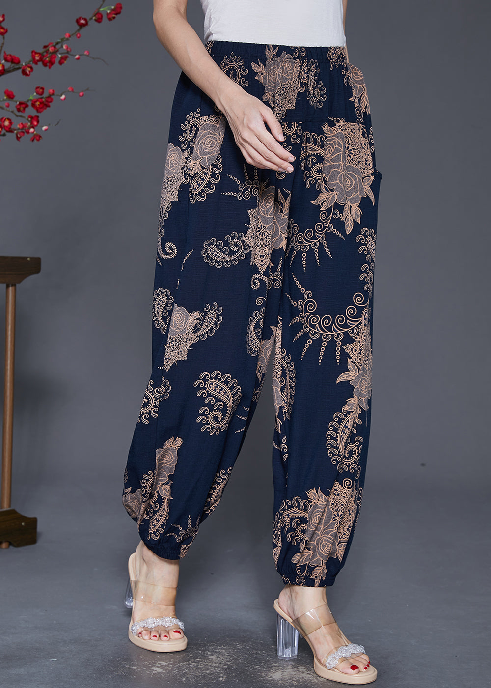 Effortlessly Elegant Pants with a Timeless Design