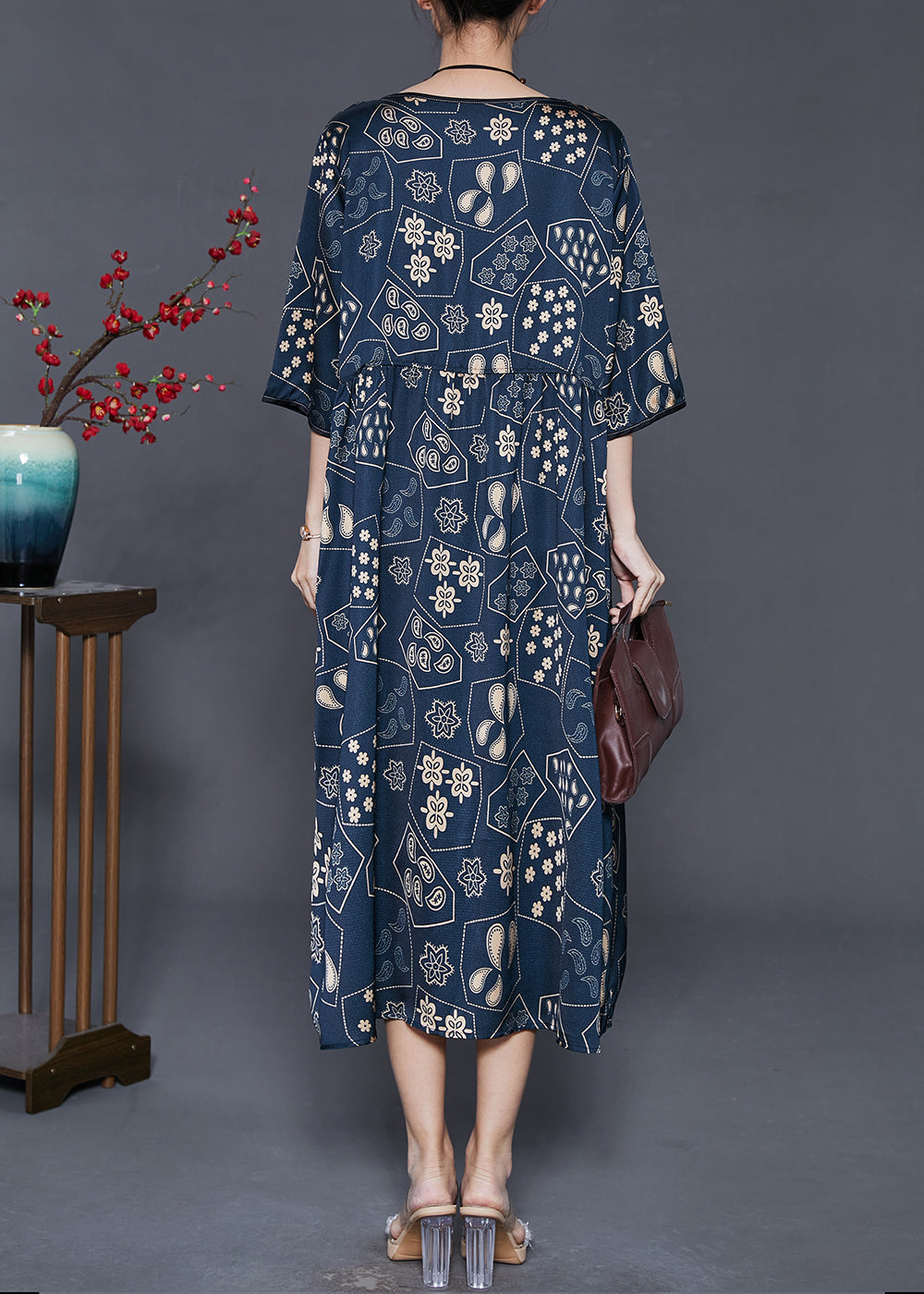 Beautifully Finished Dress in a Timeless Design