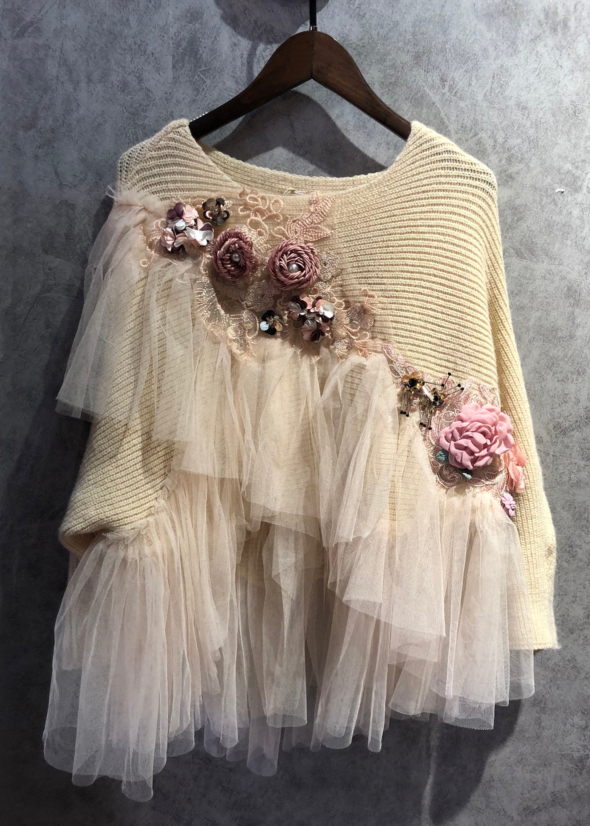 Effortlessly Elegant Sweater with a Timeless Design