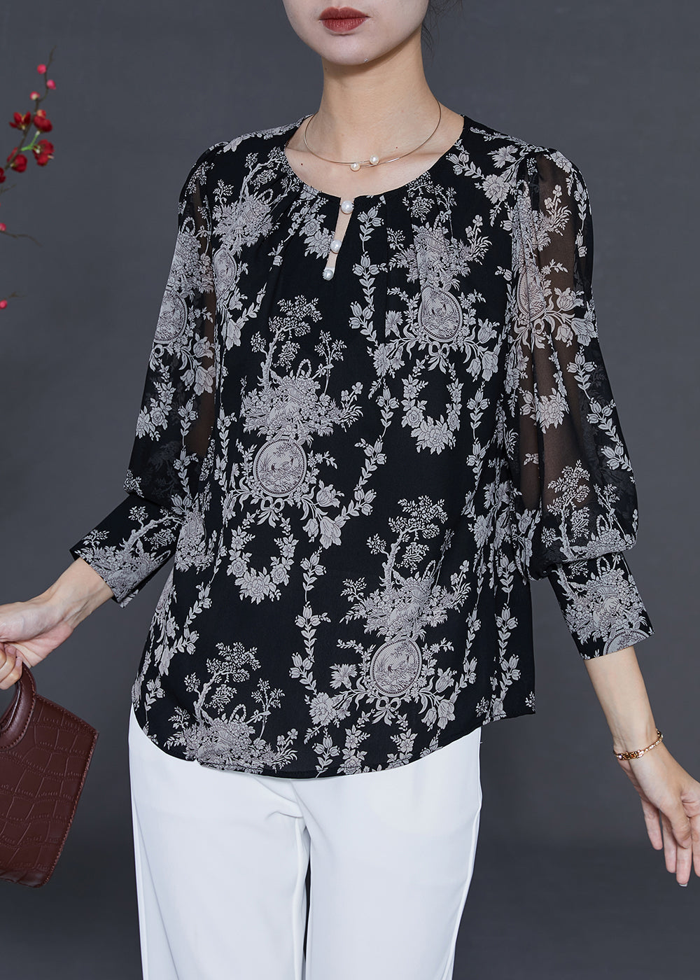 Well Tailored Top with a Graceful Silhouette
