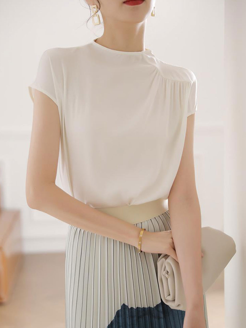 Well Tailored Top with a Graceful Silhouette