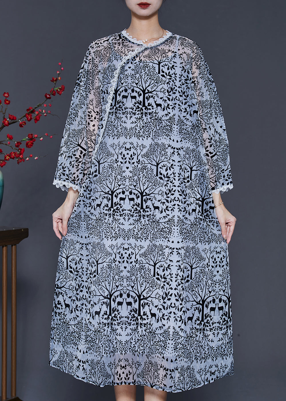 Beautifully Finished Dress in a Timeless Design