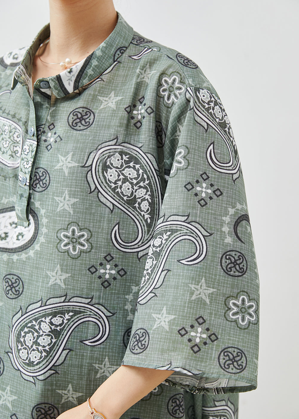 Classic Vintage Shirt with a Flattering Fit