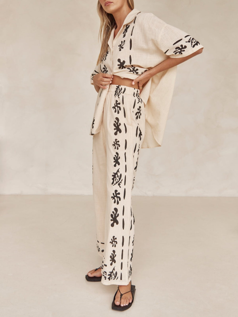 Effortlessly Elegant Pants with a Timeless Design