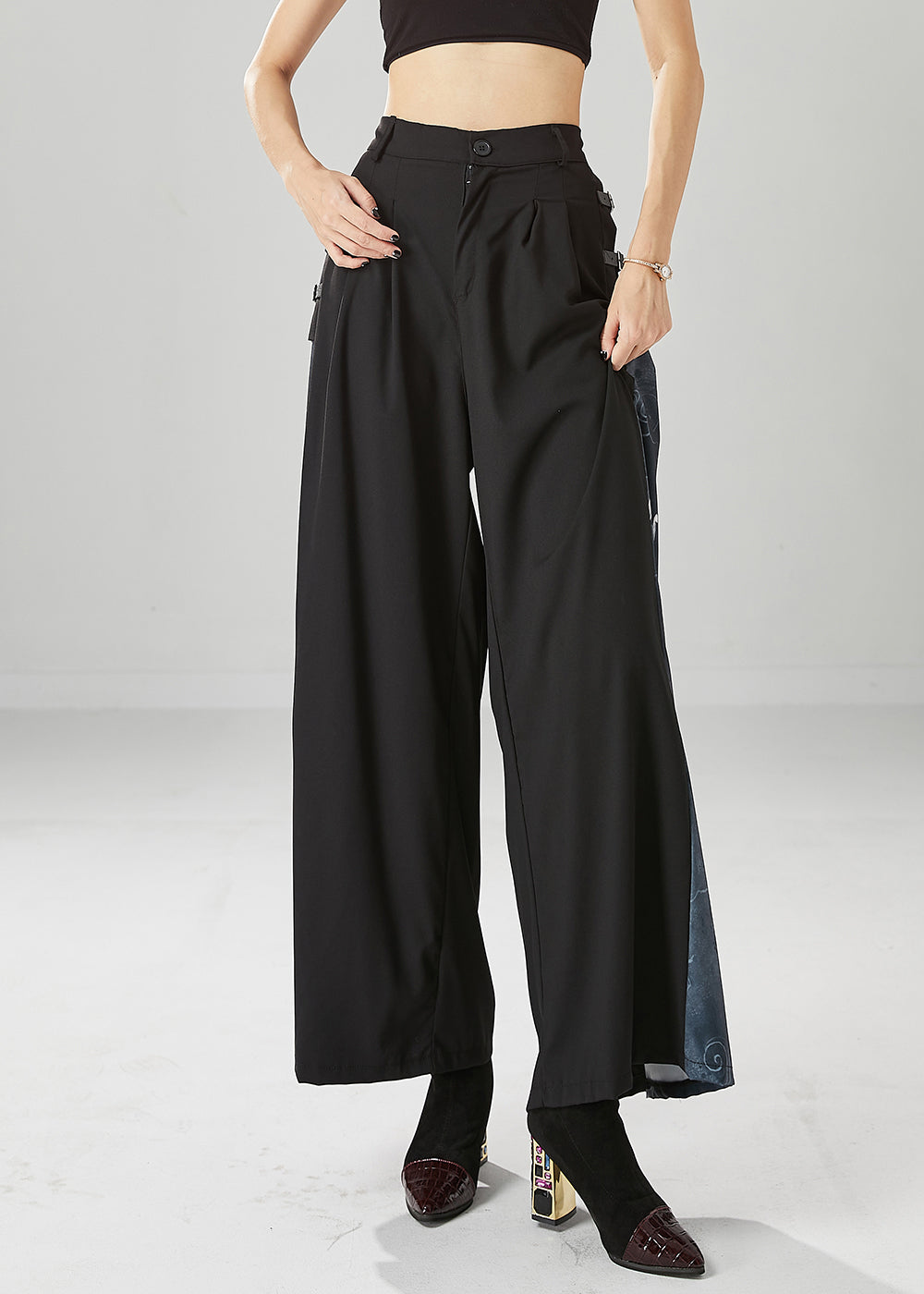 Effortlessly Elegant Pants with a Timeless Design