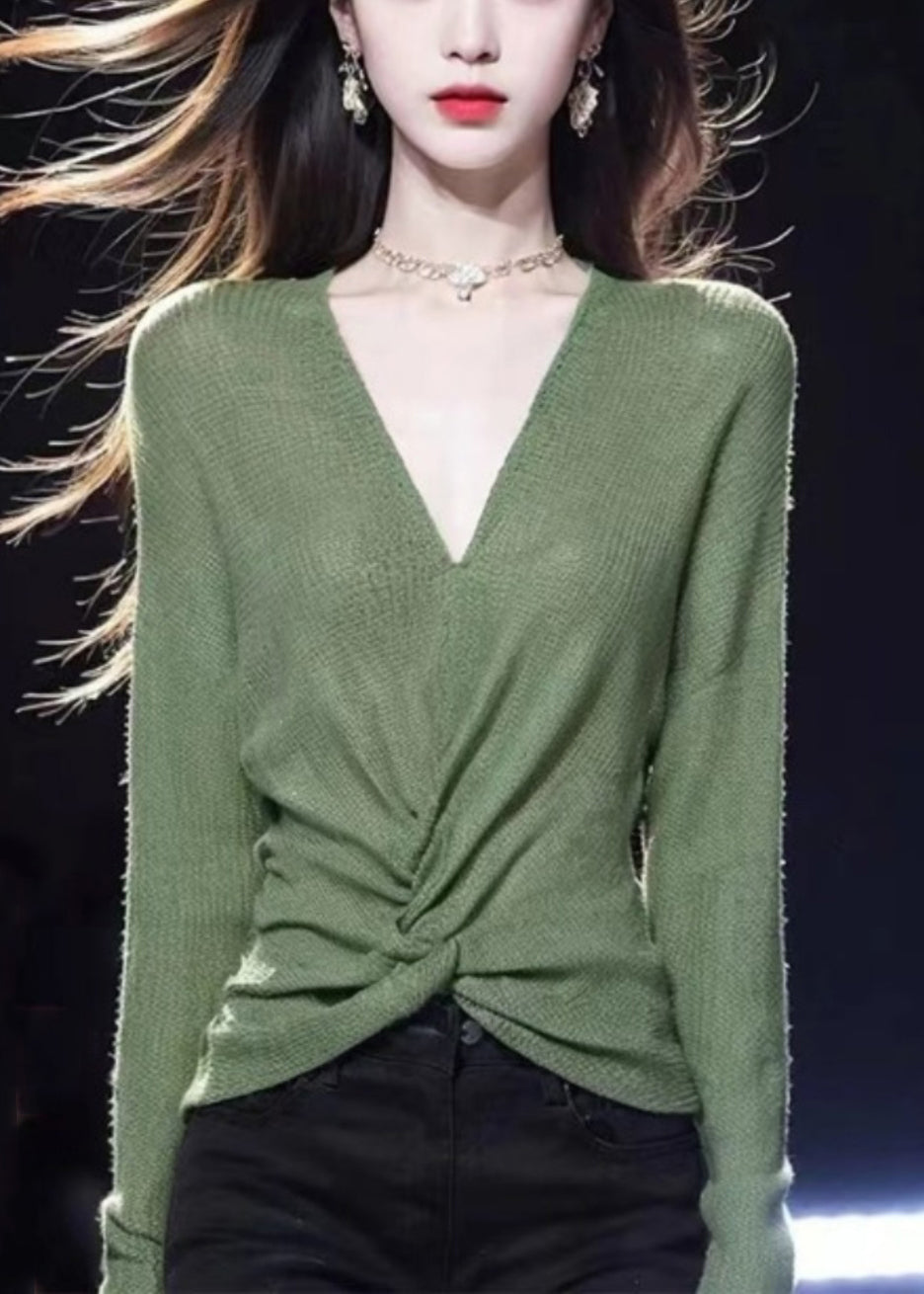 Well Tailored Sweater with a Graceful Silhouette