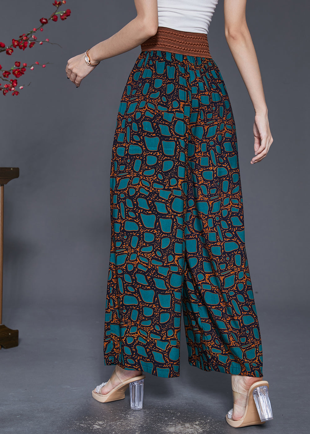 Well Tailored Pants with a Graceful Silhouette