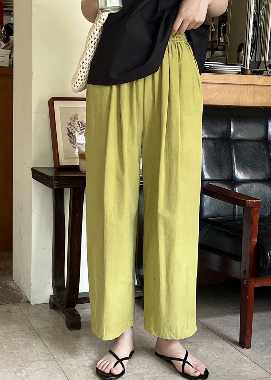 Effortlessly Elegant Pants with a Timeless Design