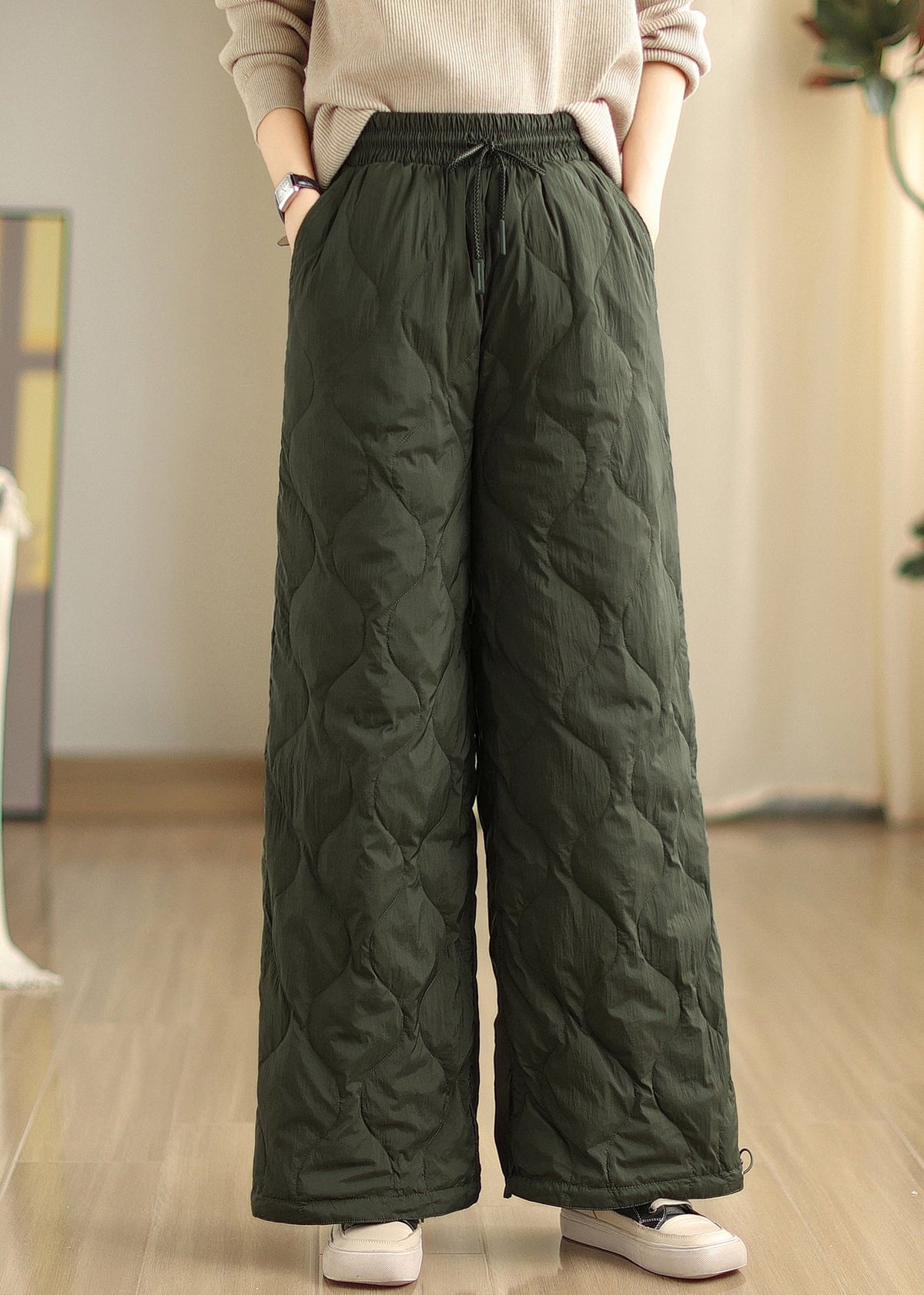 Effortlessly Elegant Pants with a Timeless Design