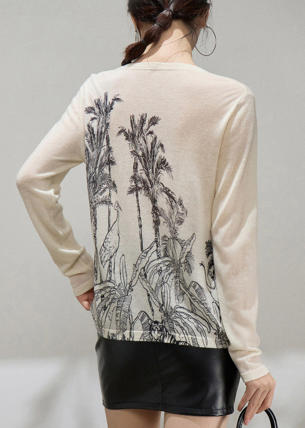 Well Tailored Sweater with a Graceful Silhouette