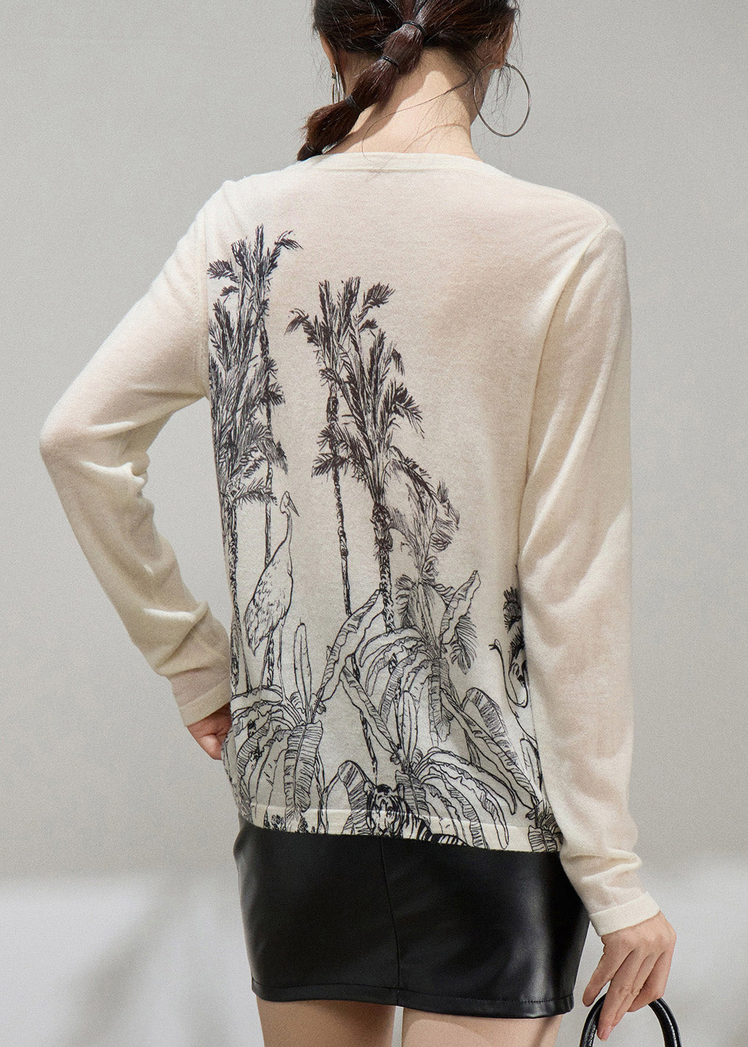 Well Tailored Sweater with a Graceful Silhouette