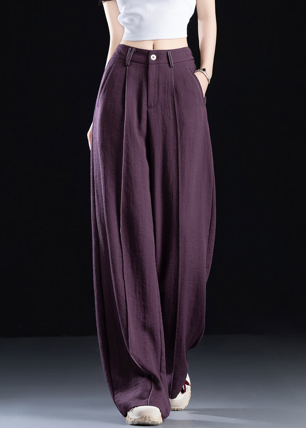 Effortlessly Elegant Pants with a Timeless Design