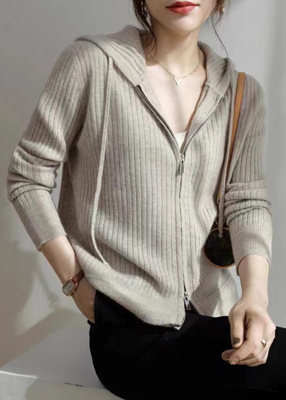 Well Tailored Cardigan with a Graceful Silhouette