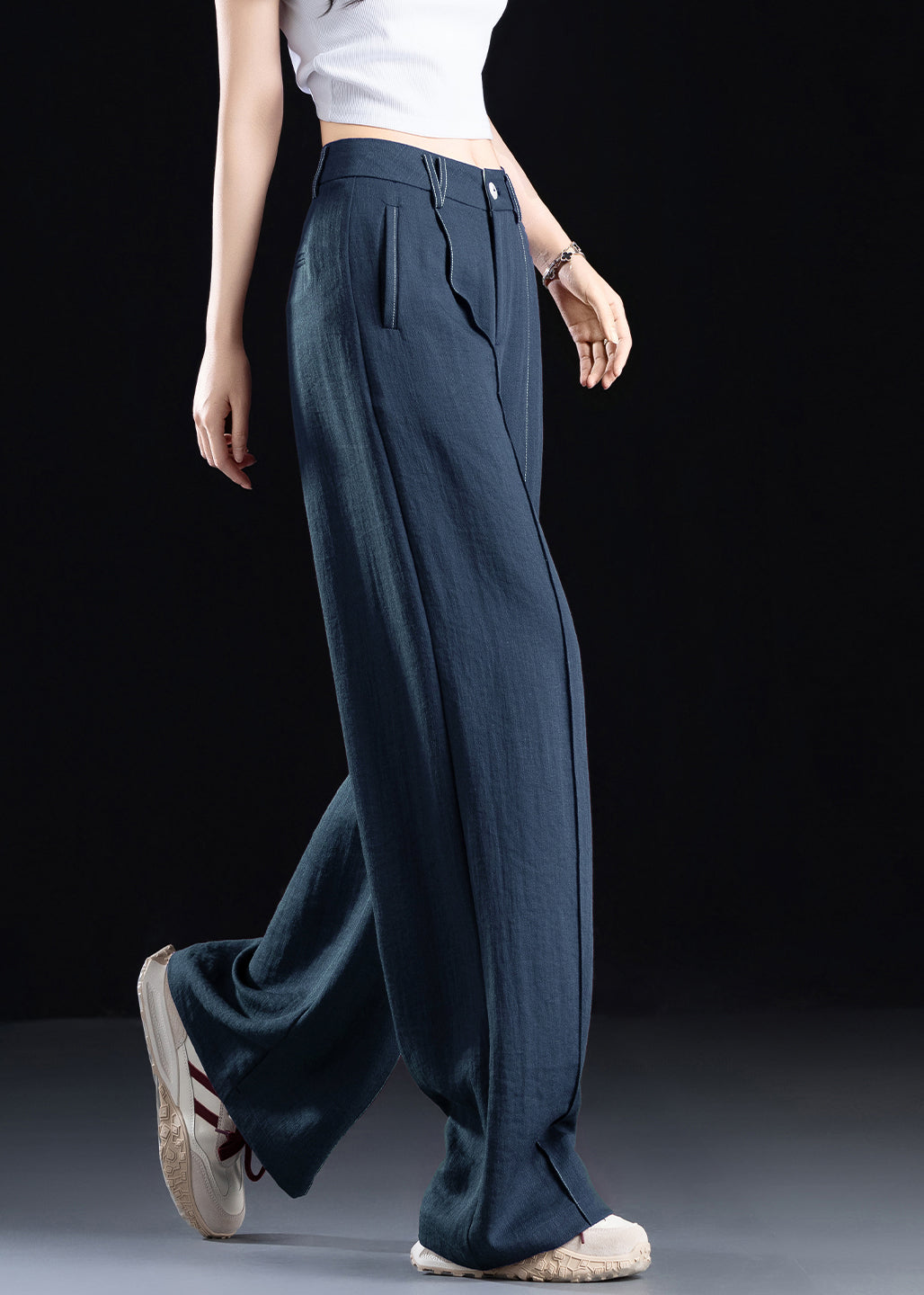 Effortlessly Elegant Pants with a Timeless Design