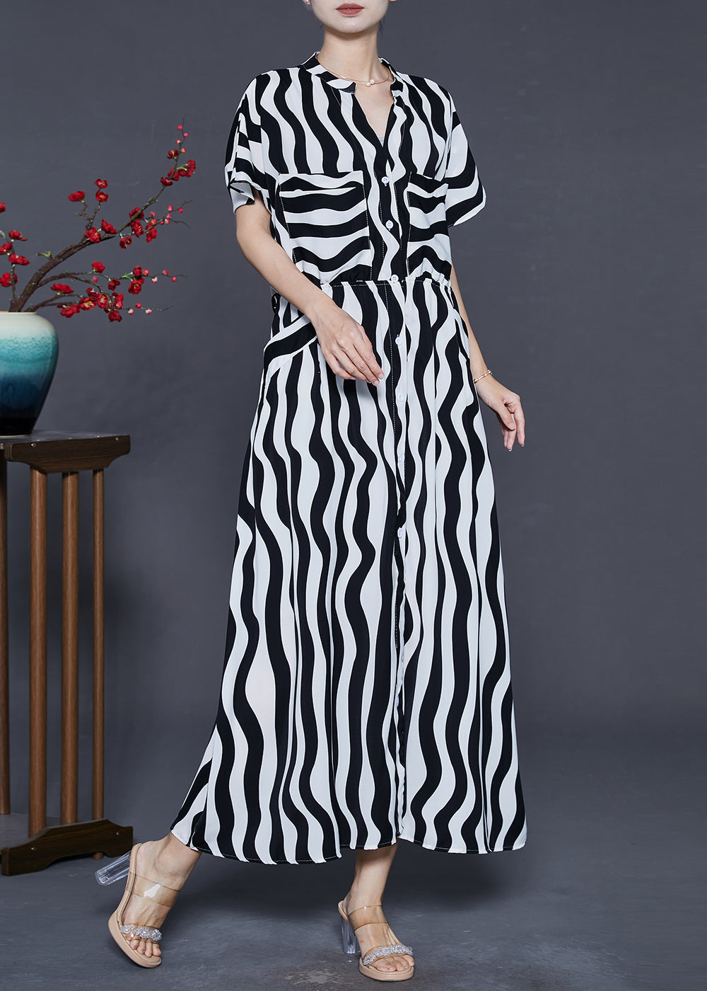 Effortlessly Elegant Dress with a Timeless Design