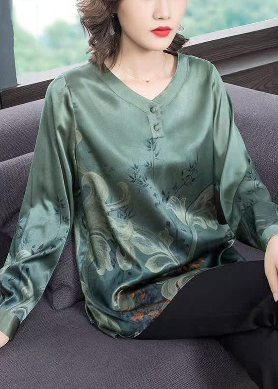 Well Tailored Top with a Graceful Silhouette