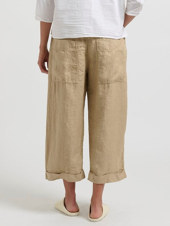 Well Tailored Pants with a Graceful Silhouette