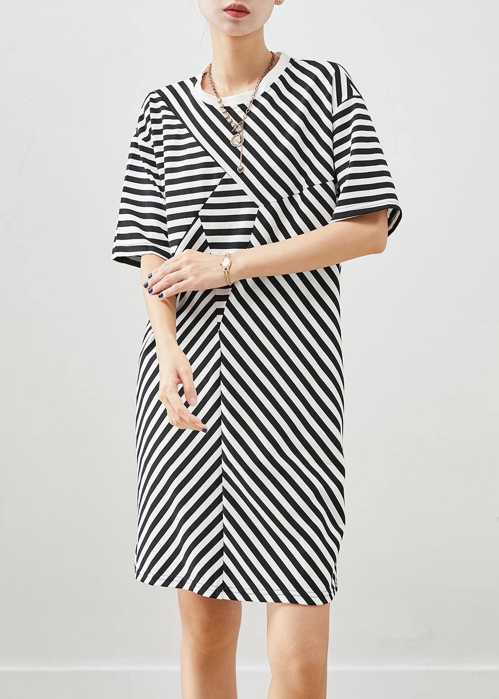 Beautifully Finished Dress in a Timeless Design