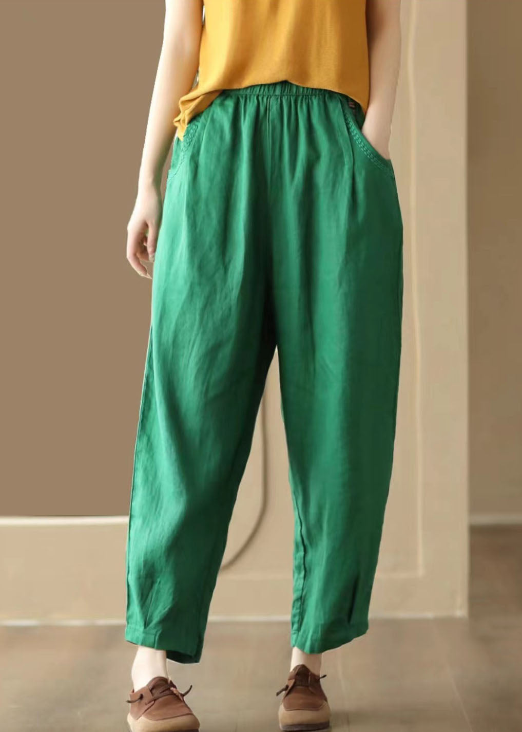 Effortlessly Elegant Pants with a Timeless Design