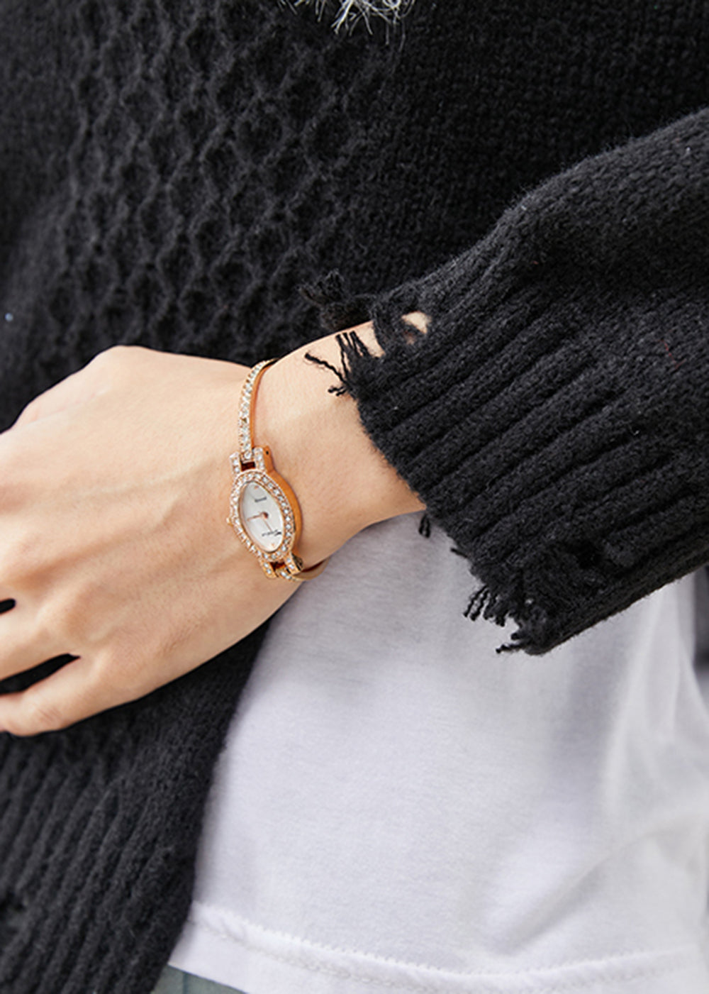 Well Tailored Sweater with a Graceful Silhouette