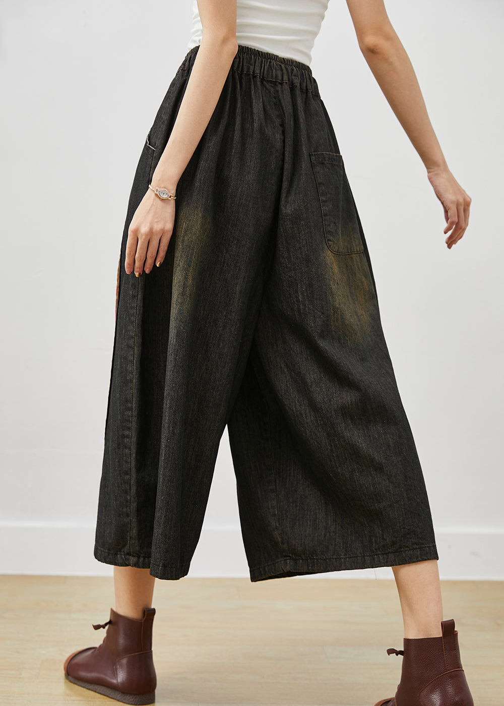 Effortlessly Elegant Pants with a Timeless Design