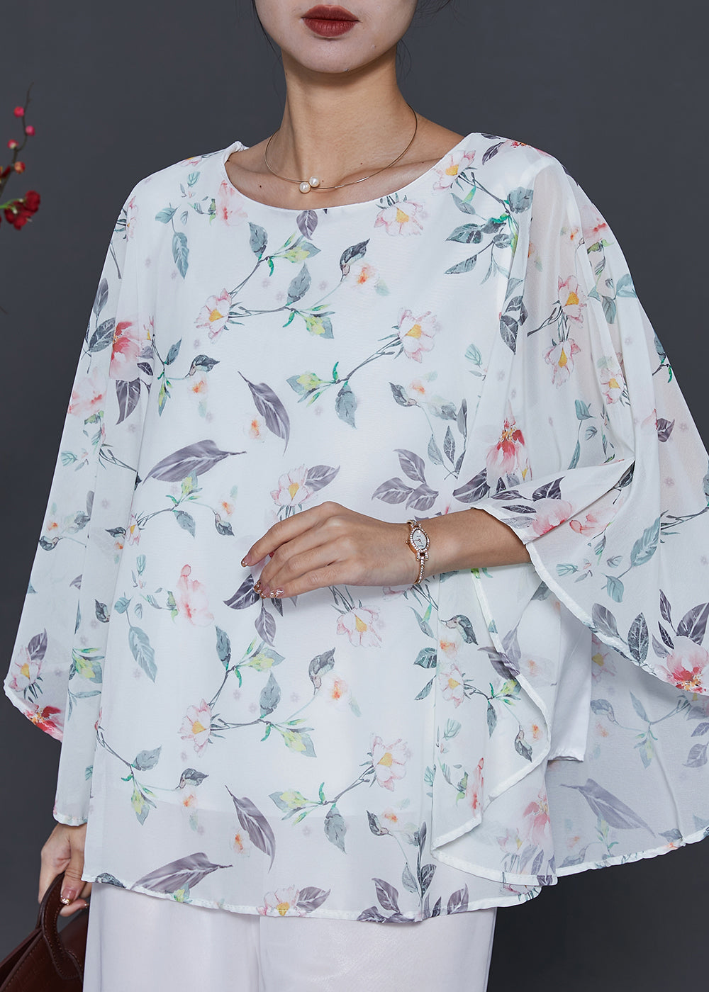 Well Tailored Top with a Graceful Silhouette