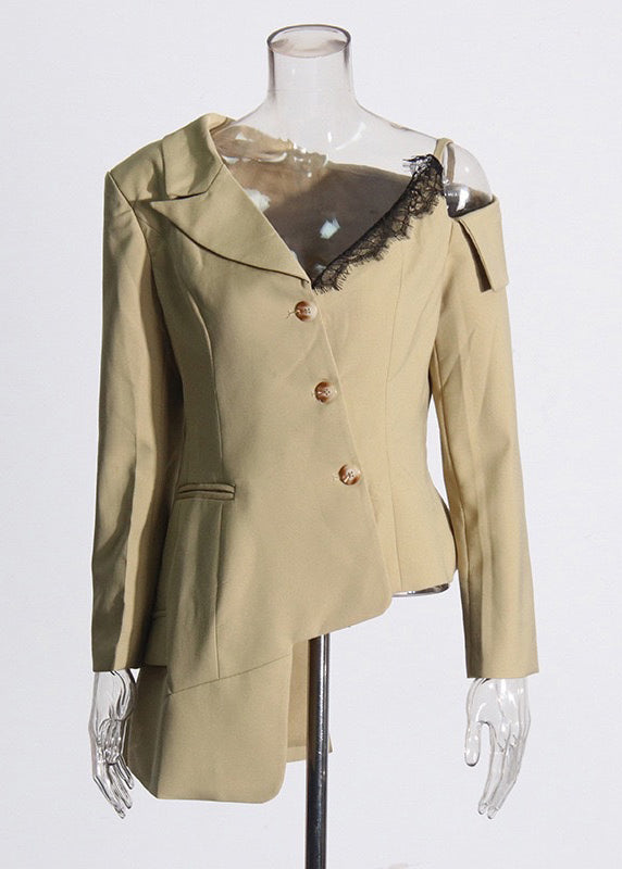 Well Tailored Coat with a Graceful Silhouette