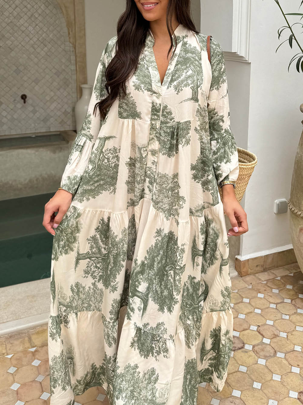 Well Tailored Dress with a Graceful Silhouette