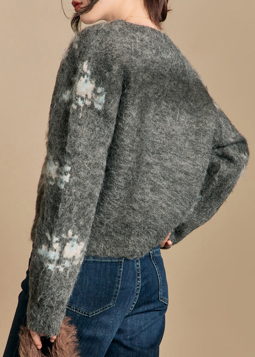 Classic Vintage Sweater with a Flattering Fit