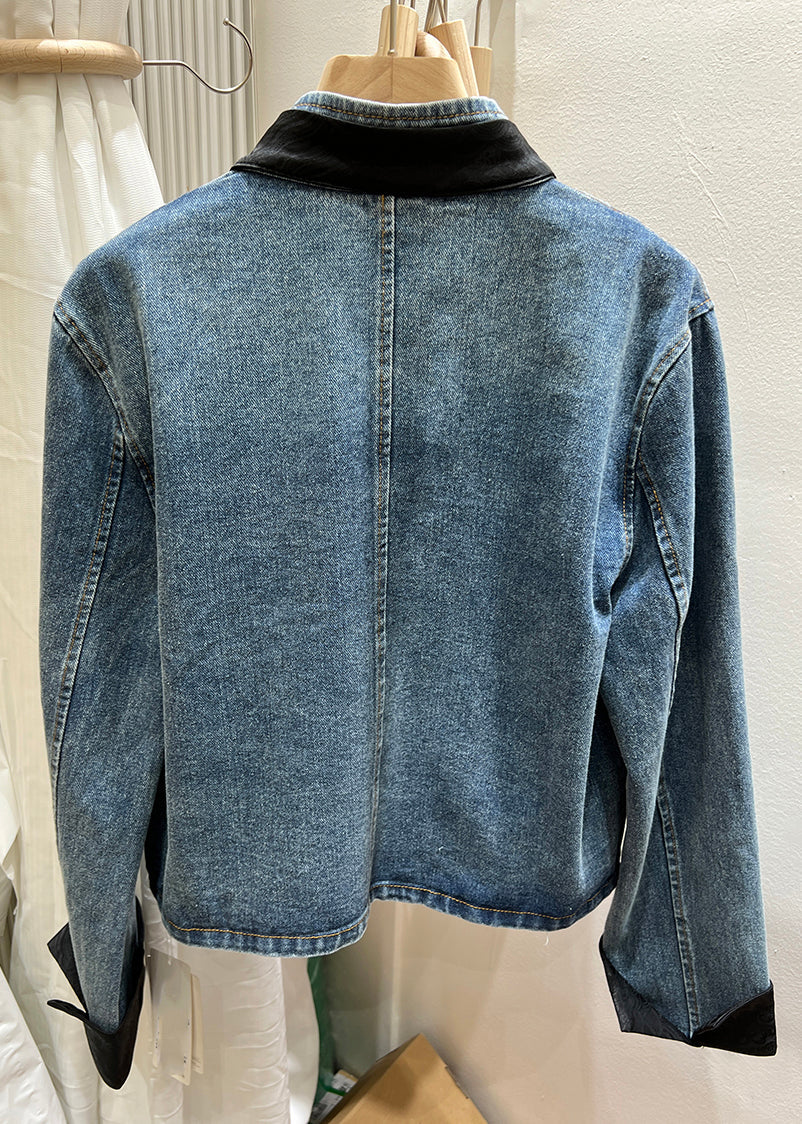 Effortlessly Elegant Coat with a Timeless Design