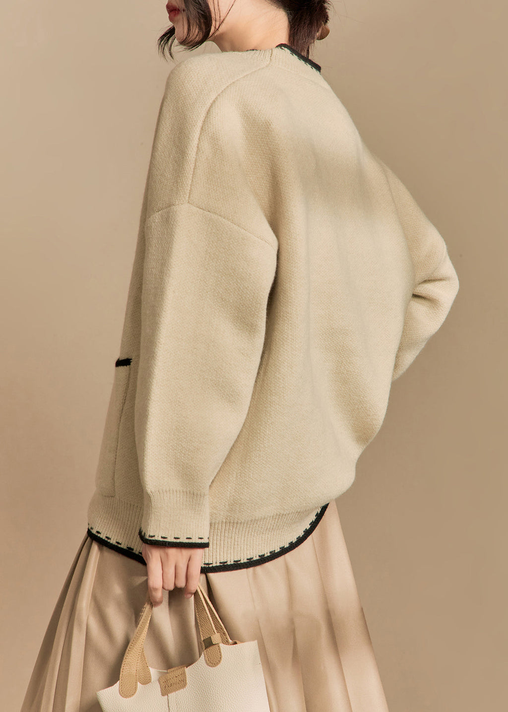 Effortlessly Elegant Cardigan with a Timeless Design