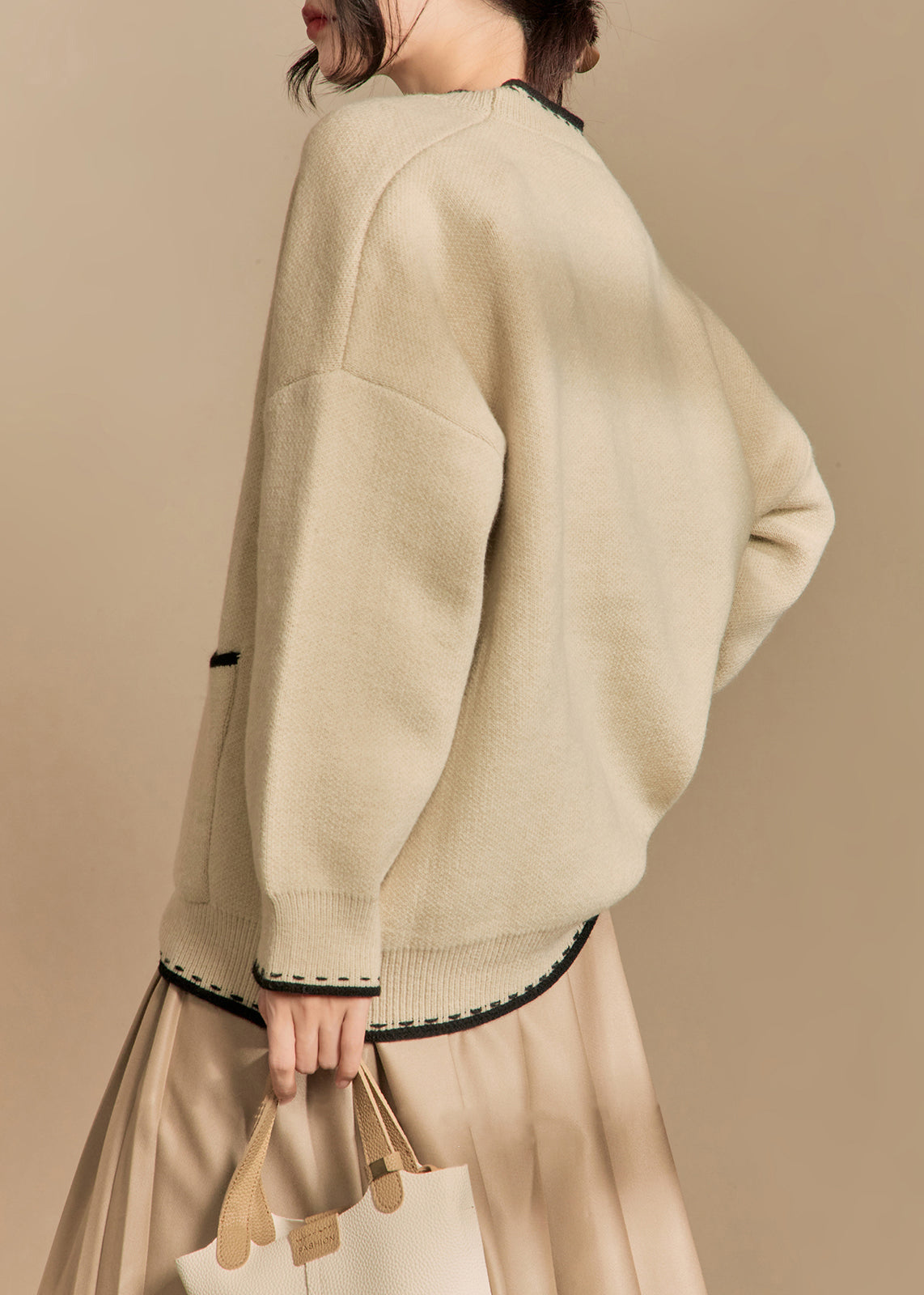 Effortlessly Elegant Cardigan with a Timeless Design