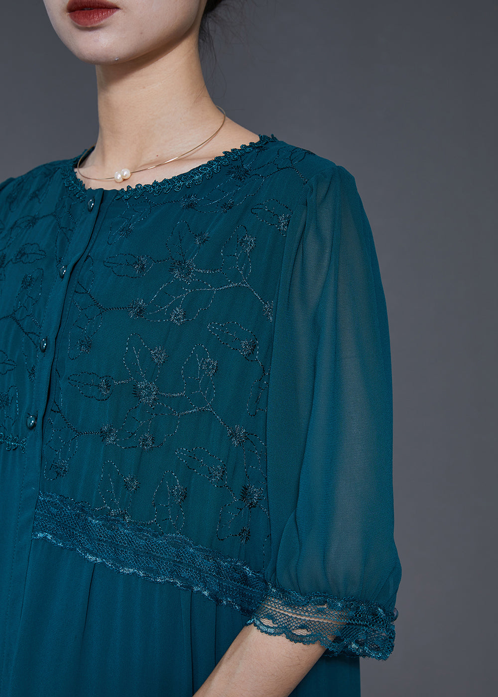 Effortlessly Elegant Dress with a Timeless Design