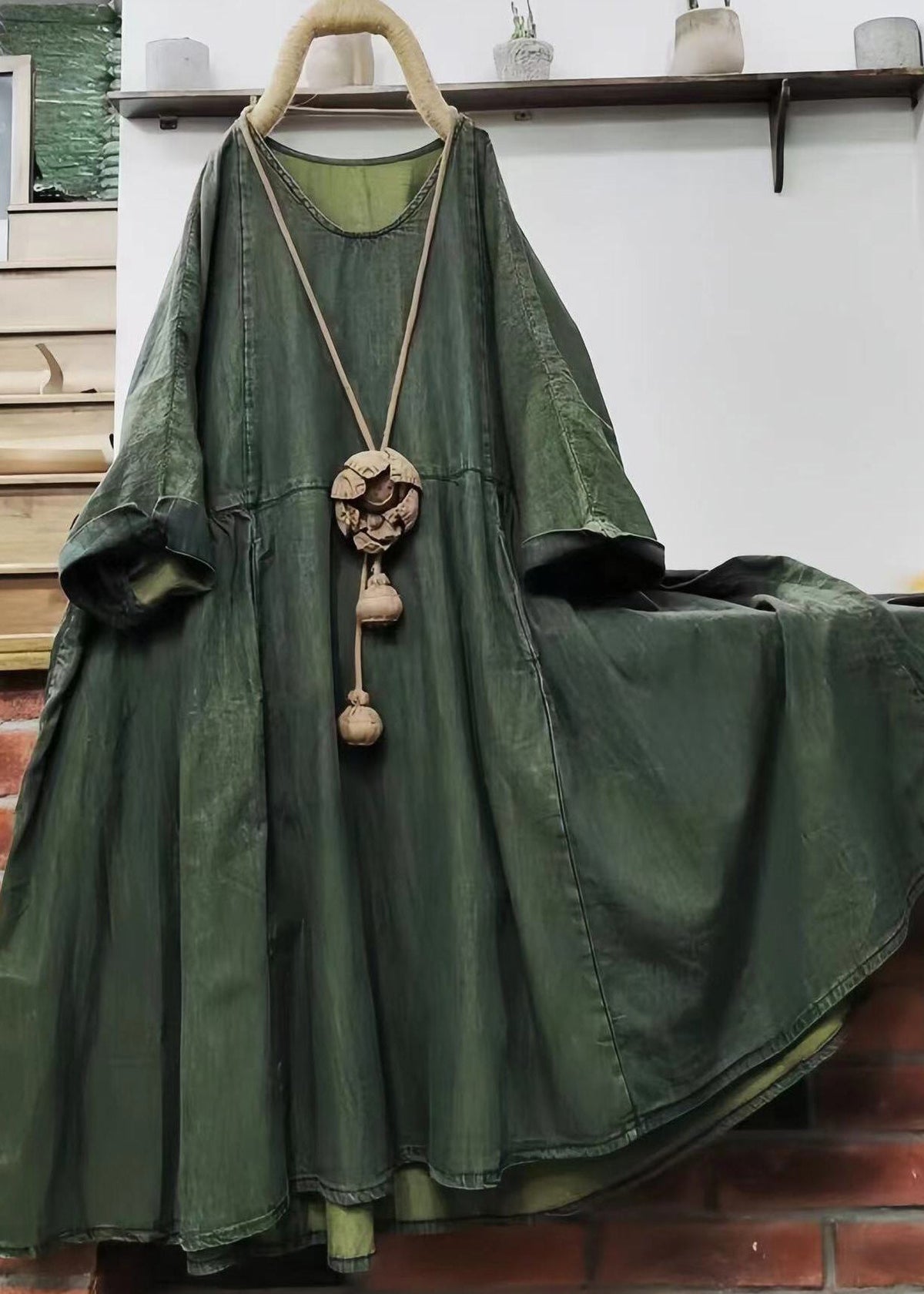 Beautifully Finished Dress in a Timeless Design